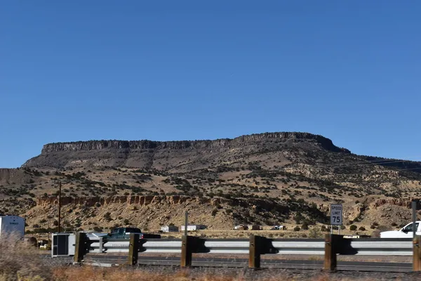 McCartys, New Mexico, ABD - 21 Kasım 2021: Grants, New Mexico yakınlarındaki I-40 karayolundaki kaza I-40 karayolunda batıya giden trafiği durdurdu.