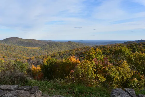 美国弗吉尼亚神州国家公园2021年11月3日 美丽的秋天树映衬下的山景和明亮的蓝天背景 — 图库照片