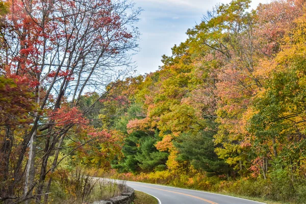 美国弗吉尼亚神州国家公园 2021年11月3日 一条蜿蜒曲折的乡间小路穿越美丽的秋天民居 — 图库照片