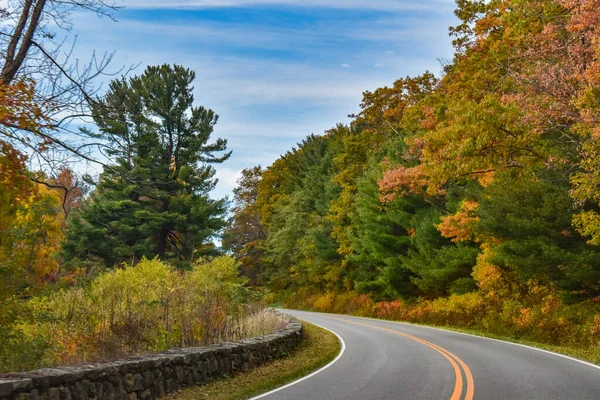 美国弗吉尼亚神州国家公园 2021年11月3日 一条蜿蜒曲折的乡间小路穿越美丽的秋天民居 — 图库照片