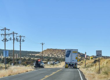 McCartys, New Mexico, ABD - 21 Kasım 2021: New Mexico Eyalet Polisi çölde yol kenarında nöbet tutuyor, Grants yakınlarında meydana gelen bir kaza sonucu, NM I-40 karayolunda ciddi bir trafik sıkışıklığına neden oldu.