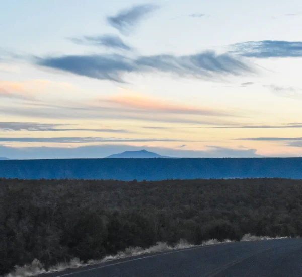 Navajo Kızılderili Rezervasyonu, Arizona, ABD - 22 Kasım 2021: Desert View Drive 'dan Sahne Büyük Kanyon' un güney şeridi boyunca geç sonbahar günbatımında