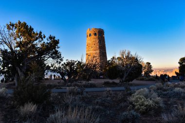 Grand Canyon Ulusal Parkı, Arizona, ABD - 22 Kasım 2021: Mary Colters Desert View Watchtower Sunset 'te Büyük Kanyon' un Güney Halkası 'ndan bir Sonbahar Gecesi