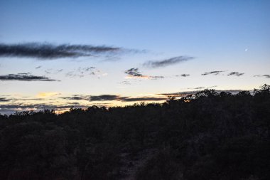 Navajo Kızılderili Rezervasyonu, Arizona, ABD - 22 Kasım 2021: Desert View Drive 'dan Sahne Büyük Kanyon' un güney şeridi boyunca geç sonbahar günbatımında