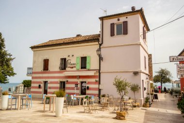 Numana 'nın tarihi merkezine bakın. Ağustos 2021 Numana, Mart - İtalya