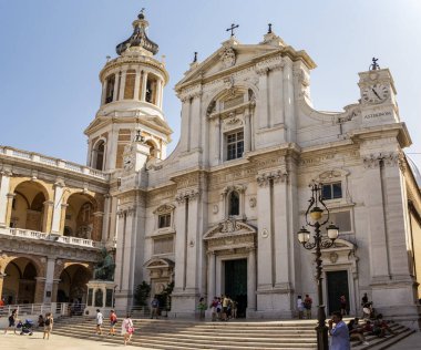 Loreto 'nun Kutsal Evi' nin Sığınağı 'na bakın. Ağustos 2021 Loreto, Marş - İtalya
