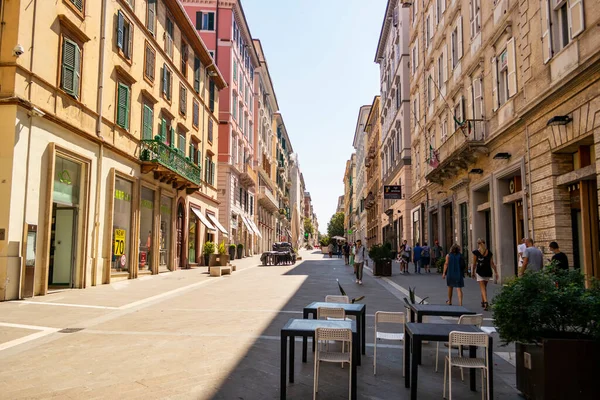 Ancona 'nın ana caddesine bak. Ağustos 2021 Ancona, Marş - İtalya