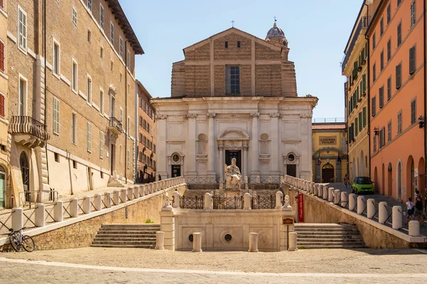 Ancona 'daki San Domenico kilisesine bakın. Ağustos 2021 Ancona, Marş - İtalya