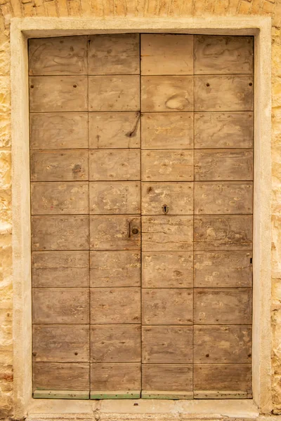 Παλιά Ξύλινη Πόρτα Φτιαγμένη Από Πλατείες — Φωτογραφία Αρχείου