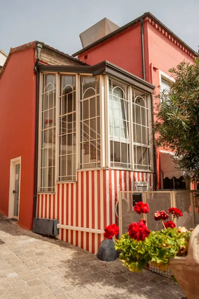 Haus Mit Roten Und Weißen Streifen Numana Riviera Del Conero — Stockfoto