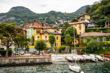 Lombardy Como Gölü 'nden Varenna köyüne bakın.