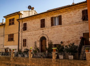 Castelfidardo 'daki evlerin manzarası. Ağustos 2021 Castelfidardo, Marche - İtalya