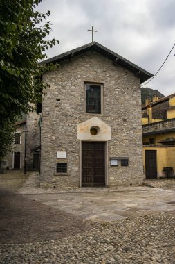 Sant 'Antonio' nun kilisesine bir bak. 9 Ekim 2021 Vezio, Como Gölü. Lombardy - İtalya