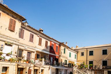 Castelfidardo 'daki evlerin manzarası. Ağustos 2021 Castelfidardo, Marche - İtalya