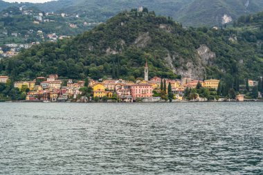 Lombardy Como Gölü 'nden Varenna köyüne bakın.