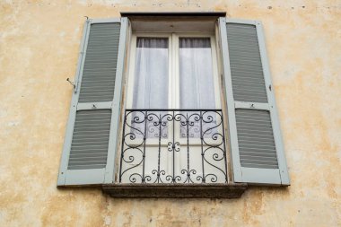 Como Gölü 'ne bakan güzel pencere Lombardy - İtalya