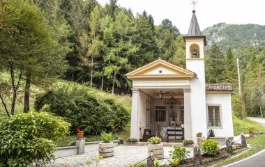 Bosco delle Penne Mozze 'de bulunan San Daniele' ye adanmış küçük bir kilise. 5 Eylül 2021 Cison Valmarino, Belluno - İtalya