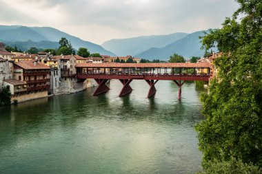 Bassano del Grappa 'daki Alpini Köprüsü' nün manzarası. 13 Haziran 2021 Bassano del Grappa, Vicenza - İtalya
