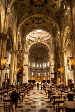 Como Katedrali 'nin iç manzarası. 10 Ekim 2021 Como, Lombardiya - İtalya