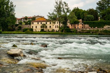 Bassano del Grappa, Vicenza 'daki Brenta Nehri manzarası