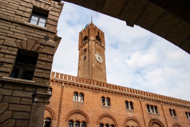 Treviso, Veneto 'daki Piazza dei Signori Kulesi' ne bakın.
