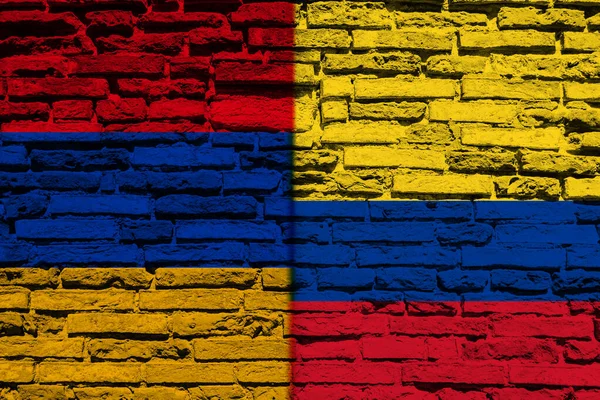 レンガの壁にアルメニアとコロンビアの国旗が描かれた背景 — ストック写真