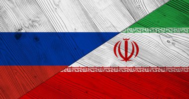 Bölünmüş ahşap tahtada Rusya ve İran bayrağı olan bir arka plan. 3d illüstrasyon