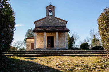 Montecchio Maggiore, Vicenza 'daki Alpini' nin küçük kilisesine bakın.