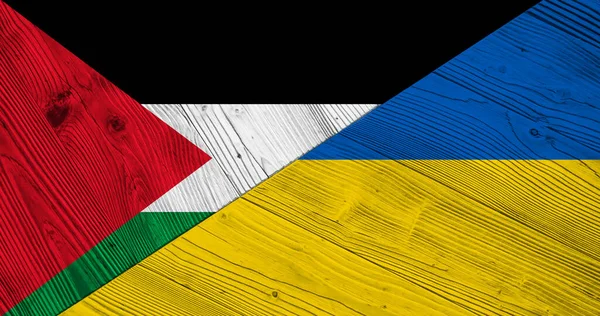 Filistin Ukrayna Bayrağıyla Ayrılmış Tahta Bir Masa Görüntü — Stok fotoğraf