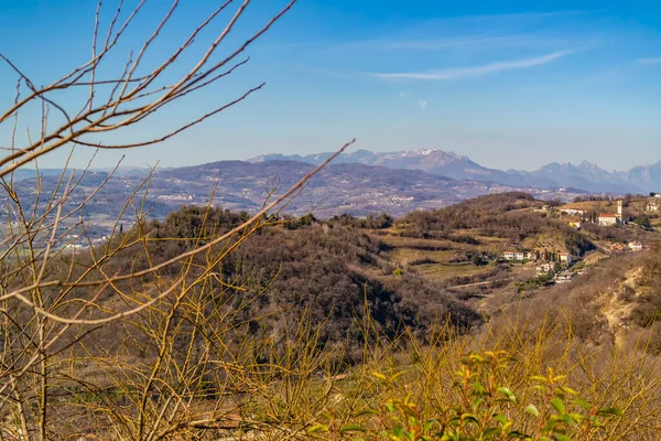 Montecchio Maggiore, Vicenza 'daki Romeo' nun şatosundan manzara