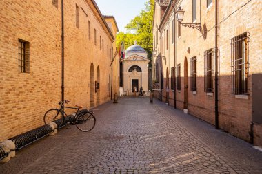 Şair Dante Alighieri 'nin mezarına bakın. 10 Nisan 2022 Ravenna, Emiglia Romagna - İtalya