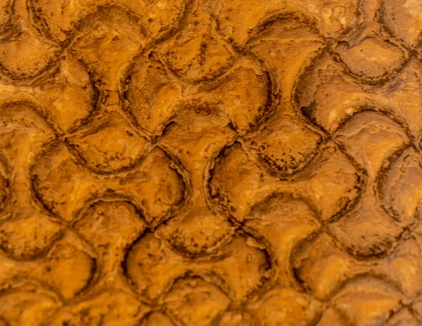 Sarı bir duvarda süsleme var.