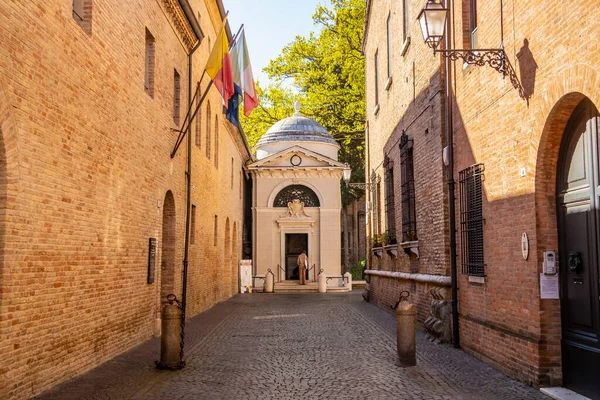 Şair Dante Alighieri 'nin mezarına bakın. 10 Nisan 2022 Ravenna, Emiglia Romagna - İtalya