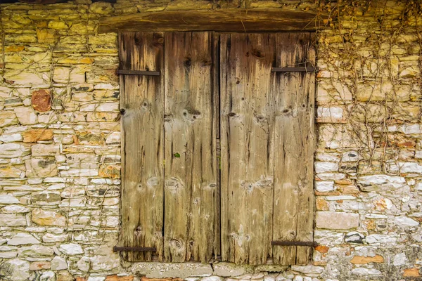 Stare Okna Zamknięte Okiennice Drewniane — Zdjęcie stockowe