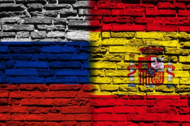 Tuğla bir duvarda Rusya ve İspanya bayrağı olan bir arka plan