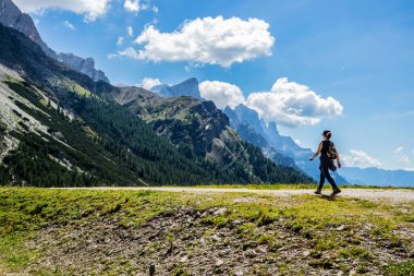 Dağ yolunda yürüyen bir kız. San Martino di Castrozza, Trentino Alto Adige - İtalya