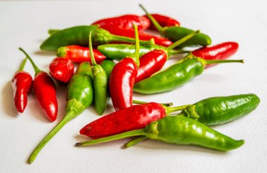 Yeşil ve kırmızı biberli arka plan