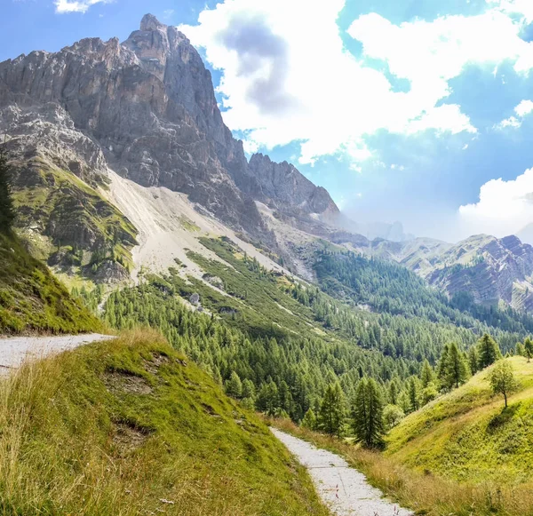 San Martino di Castrozza, Trentino Alto Adige 'deki Rolle Geçidi üzerindeki toprak yol