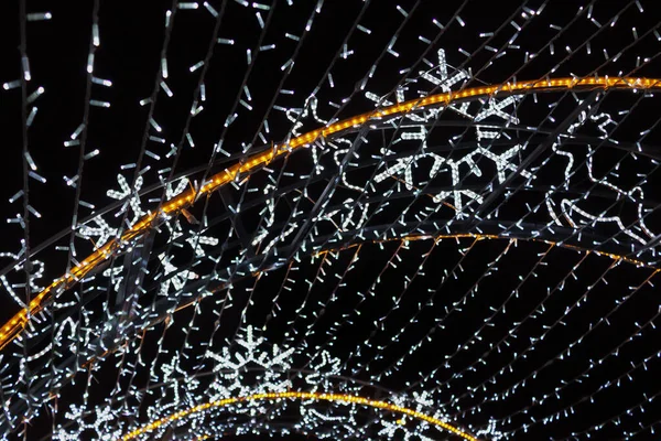 Vista Cerca Guirnalda Brillante Con Copos Nieve Ciervos Luces Fondo — Foto de Stock