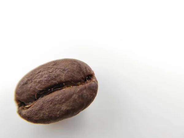 白い背景にコーヒー豆のクローズアップ写真 — ストック写真