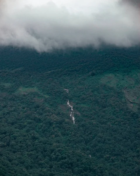 Una Imagen Cascada Que Fluye Por Montaña Toma Desde Punto — Foto de Stock