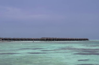 Maldivler 'in sığ mavi denizlerindeki bazı su villalarının resmi.. 