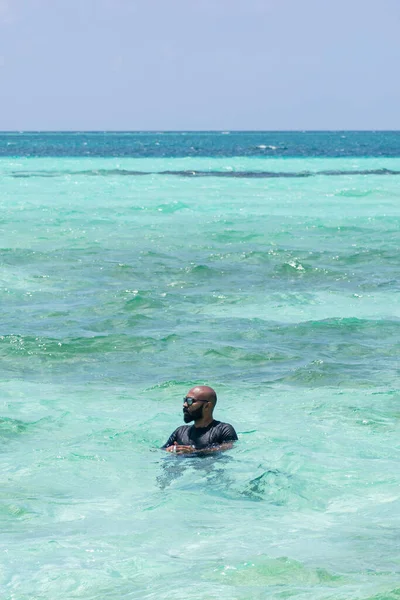 Una Foto Indio Sentado Columpio Mar Poco Profundo Maldivas Disfrutando — Foto de Stock