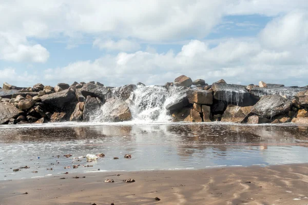 Вода Падає Скель Пляжі Маср Дель Плата — стокове фото