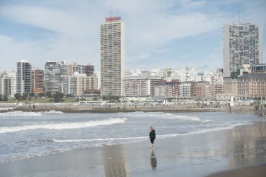 Mar del Plata gökdelenleri Beac ve gökyüzü  