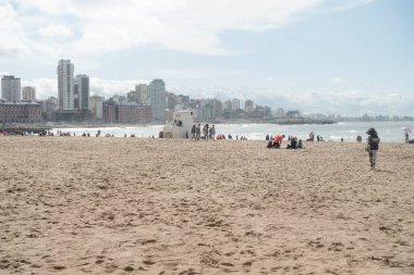 Mar del Plata plajındaki insanlar