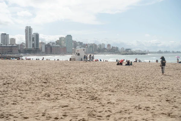 Mar del Plata plajındaki insanlar