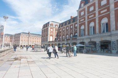 Mar del Plata Bulvarı Binaları ve yürüyen turistler    