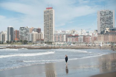 Mar del Plata gökdelenleri, plajlar ve mavi gökyüzü