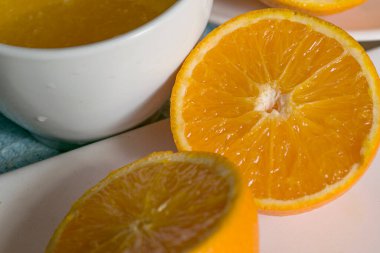 Portakal suyu ve portakal suyu masada.  